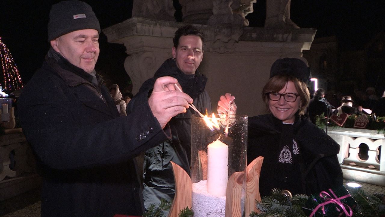 Felgyúlt a szeretet lángja a Fő téren