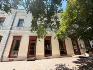 Vendéglátó üzlethelyiség a Kossuth Lajos utca 41. szám alatt Keszthely belvárosában