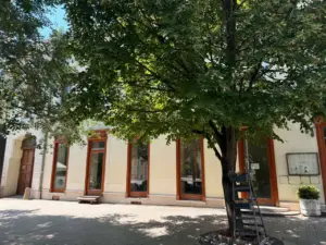 Vendéglátó üzlethelyiség a Kossuth Lajos utca 41. szám alatt Keszthely belvárosában