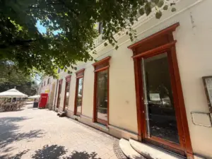 Vendéglátó üzlethelyiség a Kossuth Lajos utca 41. szám alatt Keszthely belvárosában