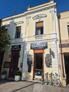 A kiadó üzlethelyiség külső homlokzata Keszthelyen