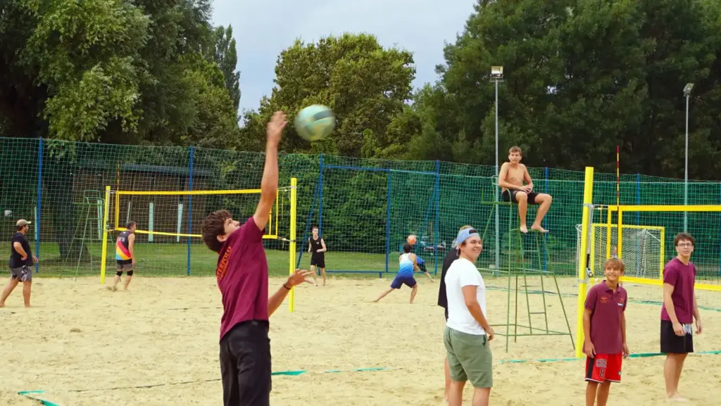 Fiatalok röplabdáznak a Régiós Sportfesztiválon Keszthelyen